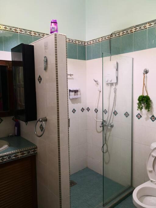 Pet-Friendly, Spacious Family Cottage, with Games Lounge & Near Beach photo 5