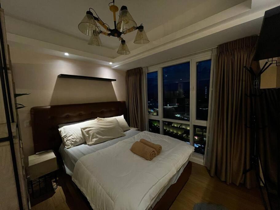 Contemporary Studio Unit at Abreeza T1 with Pay Parking view 2