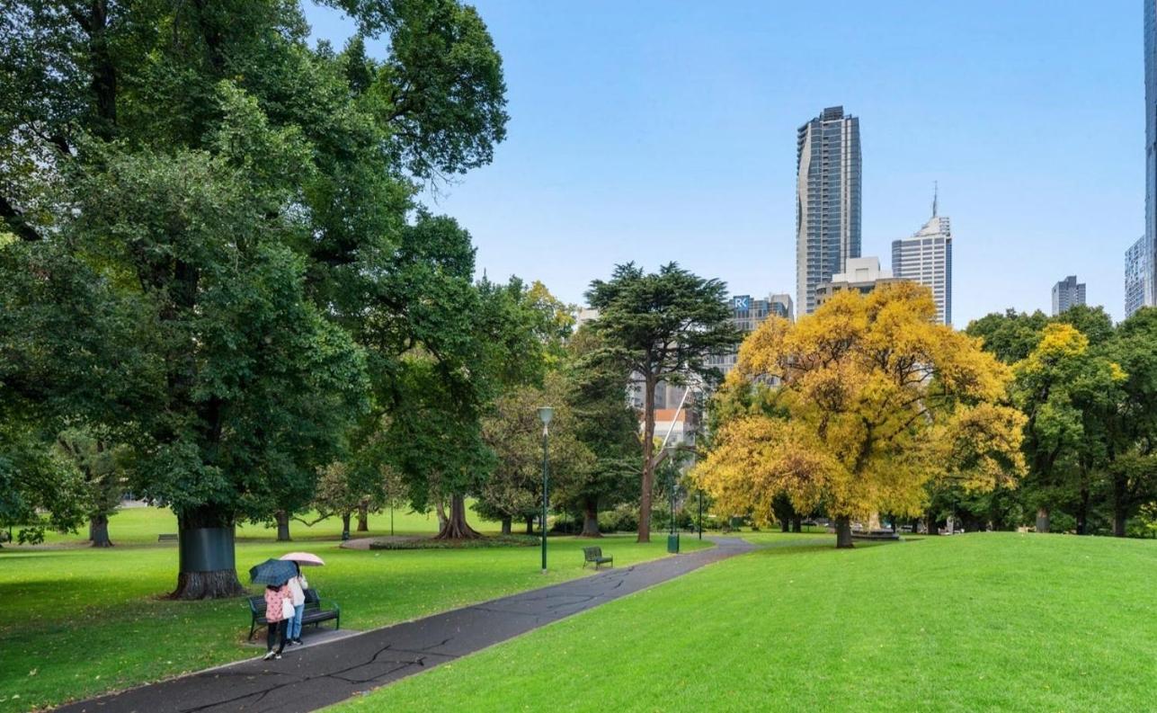 Breathtaking Views at Spacious Apartment in Melbourne CBD with Gym