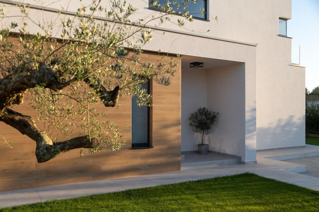 Moderne Luxusvilla Mali Dvor mit Pool 500m am Meer in Porec view 3