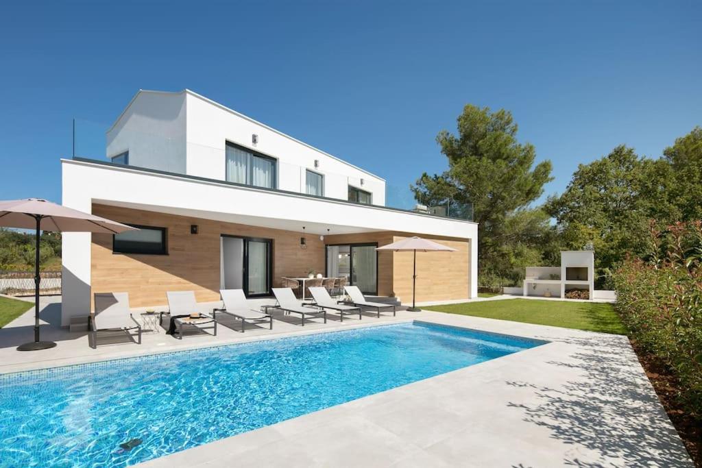 Moderne Luxusvilla Mali Dvor mit Pool 500m am Meer in Porec view 5