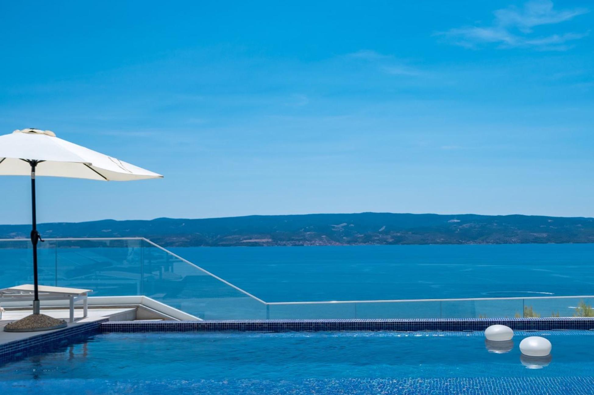 Luxury Boutique Villa Fay, heated Pool, Jacuzzi, Seaview near Split and Omis