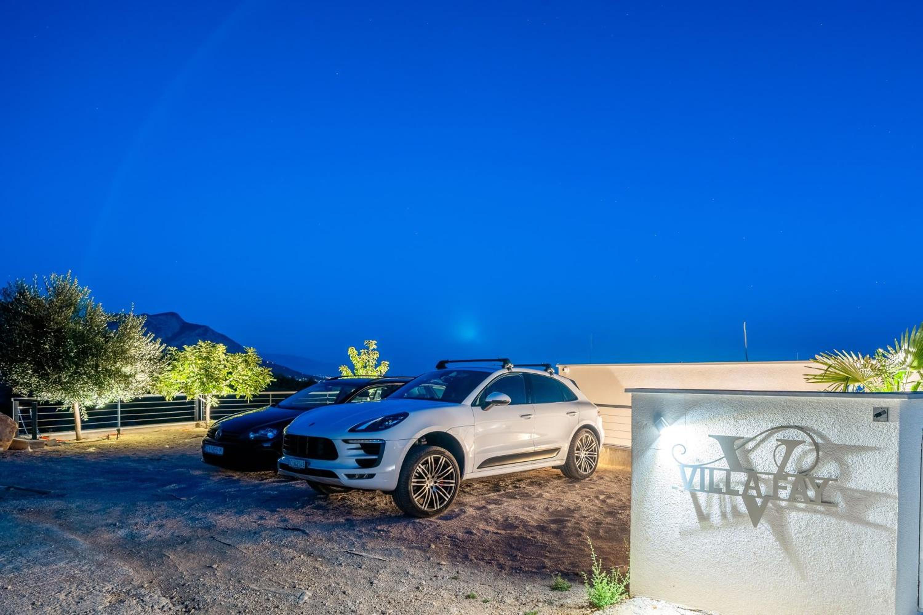 Luxury Boutique Villa Fay, heated Pool, Jacuzzi, Seaview near Split and Omis