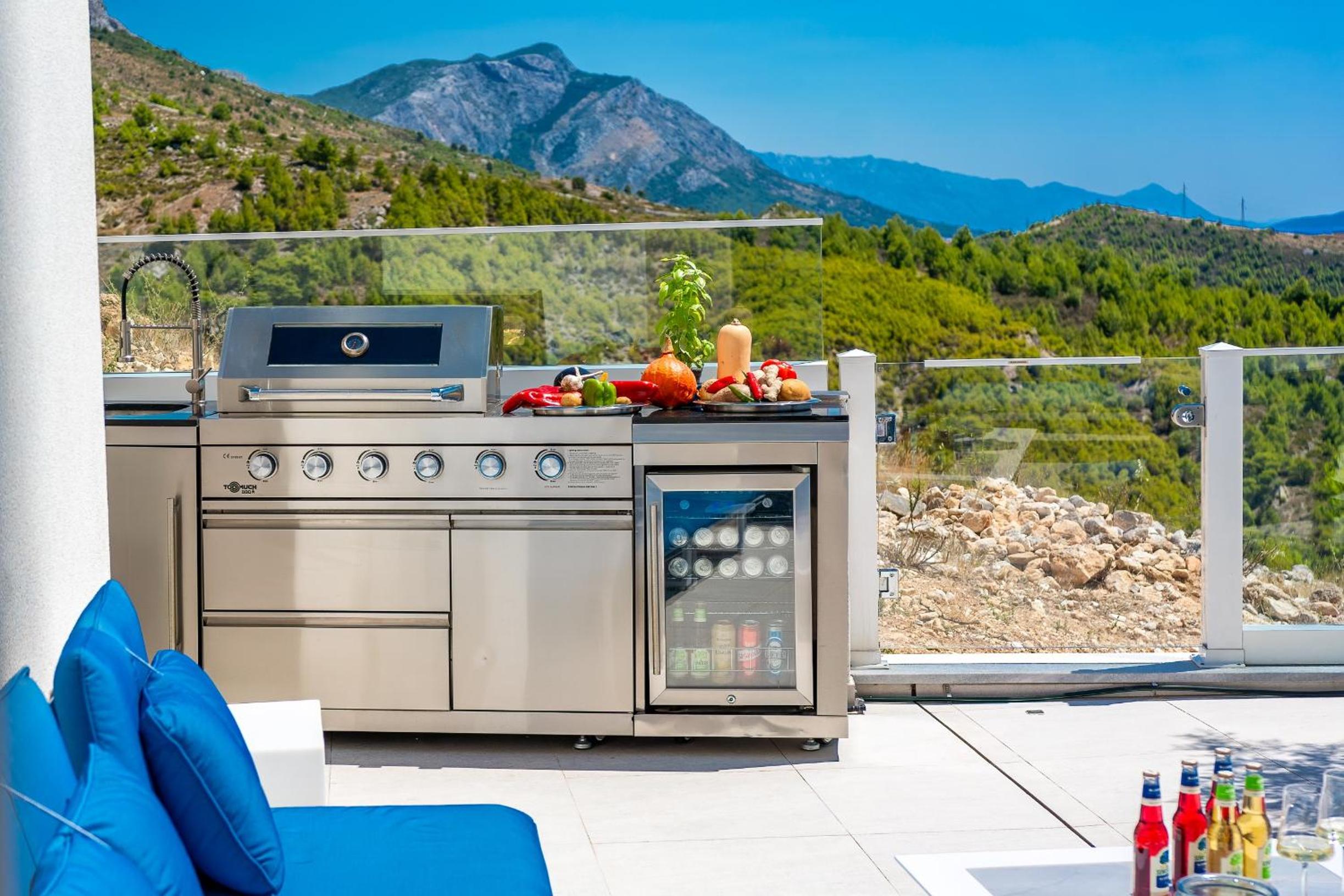 Luxury Boutique Villa Fay, heated Pool, Jacuzzi, Seaview near Split and Omis