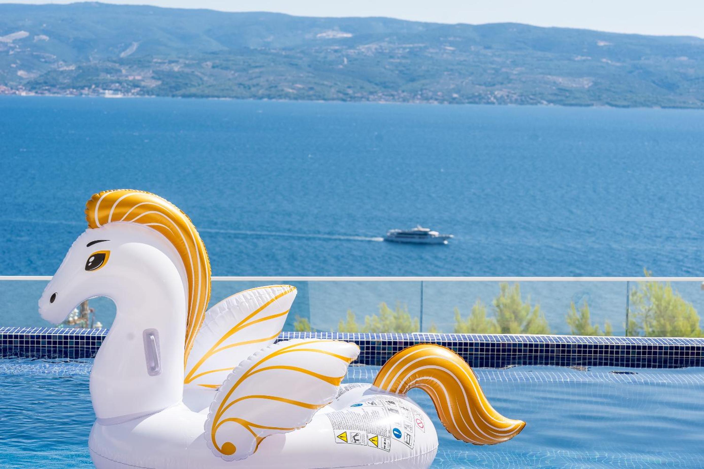 Luxury Boutique Villa Fay, heated Pool, Jacuzzi, Seaview near Split and Omis
