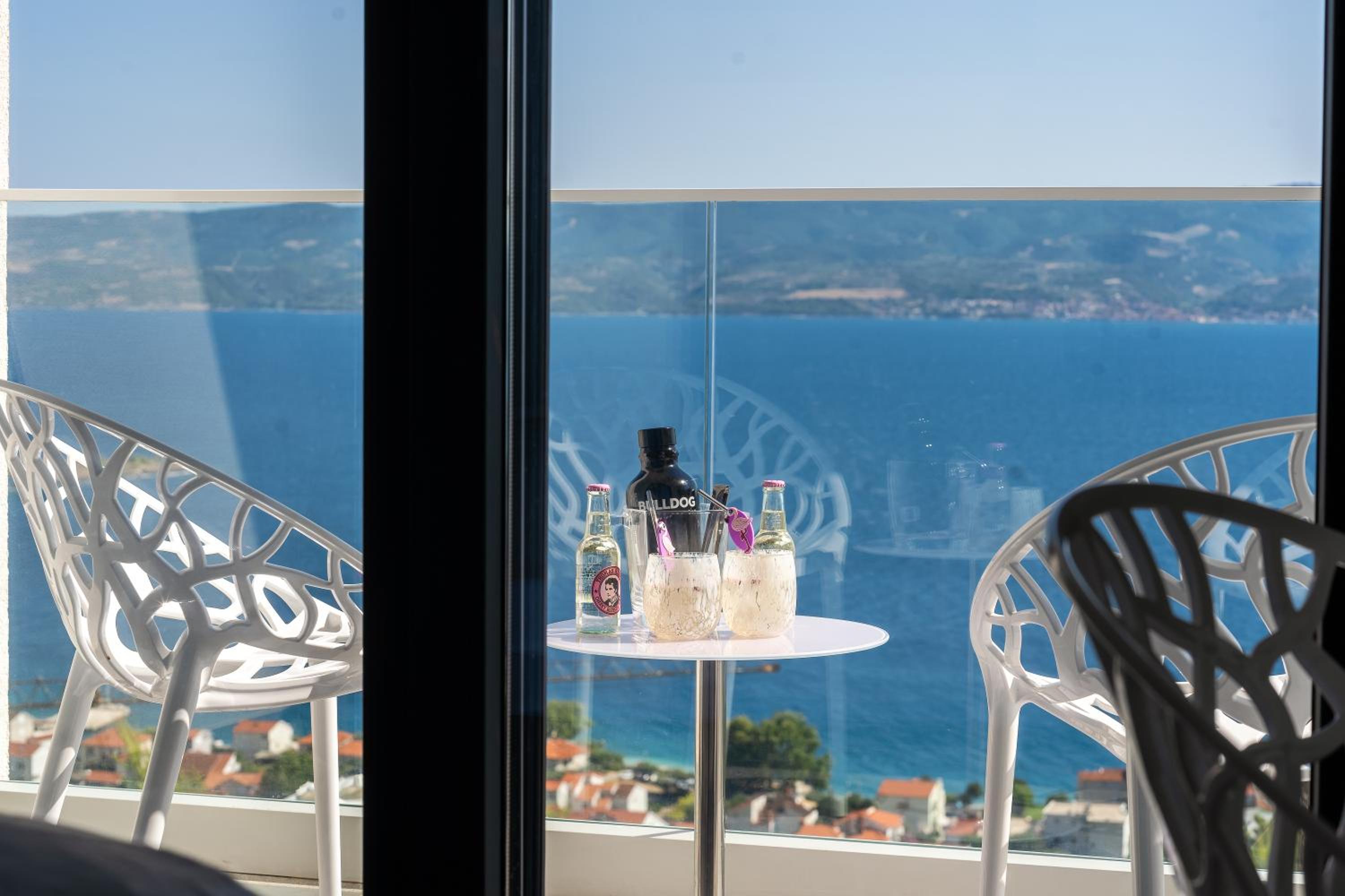 Luxury Boutique Villa Fay, heated Pool, Jacuzzi, Seaview near Split and Omis