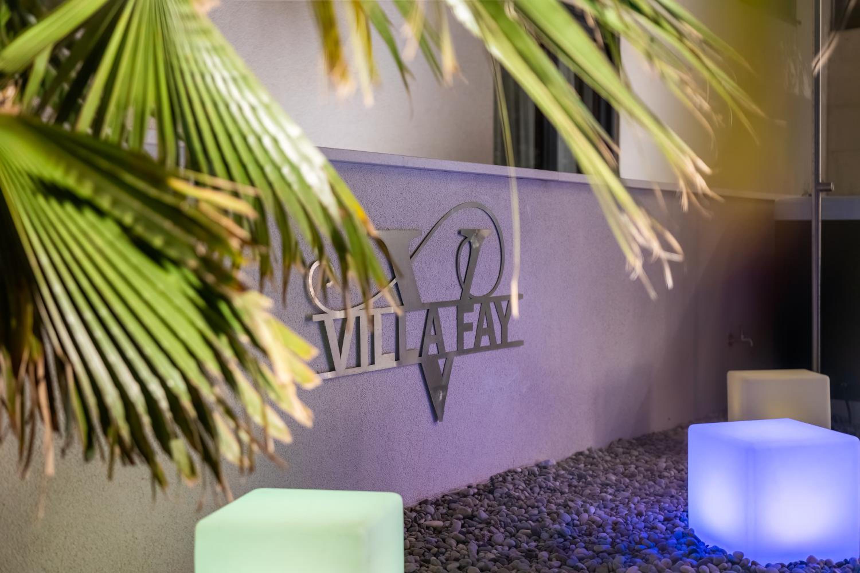 Luxury Boutique Villa Fay, heated Pool, Jacuzzi, Seaview near Split and Omis
