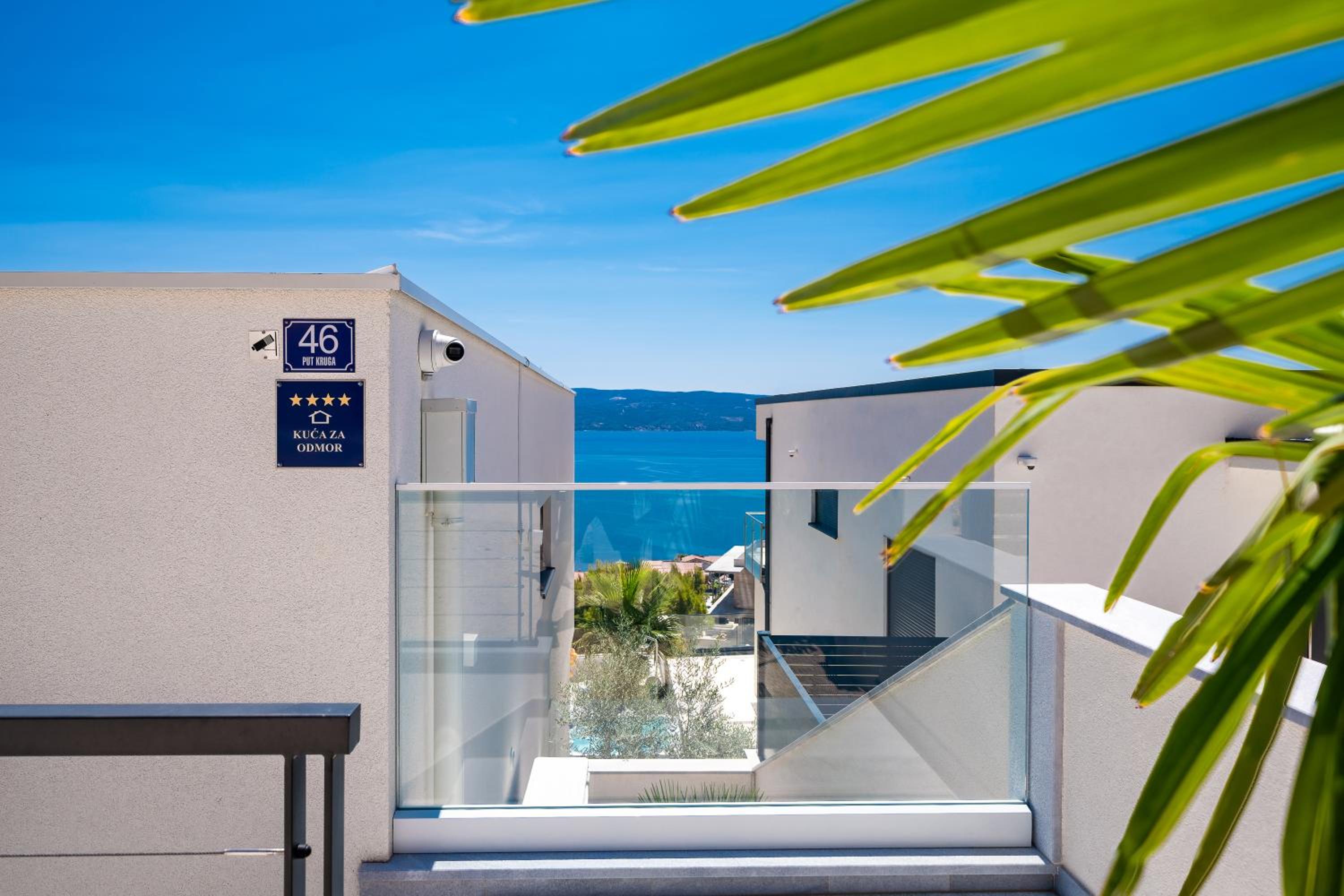 Luxury Boutique Villa Fay, heated Pool, Jacuzzi, Seaview near Split and Omis