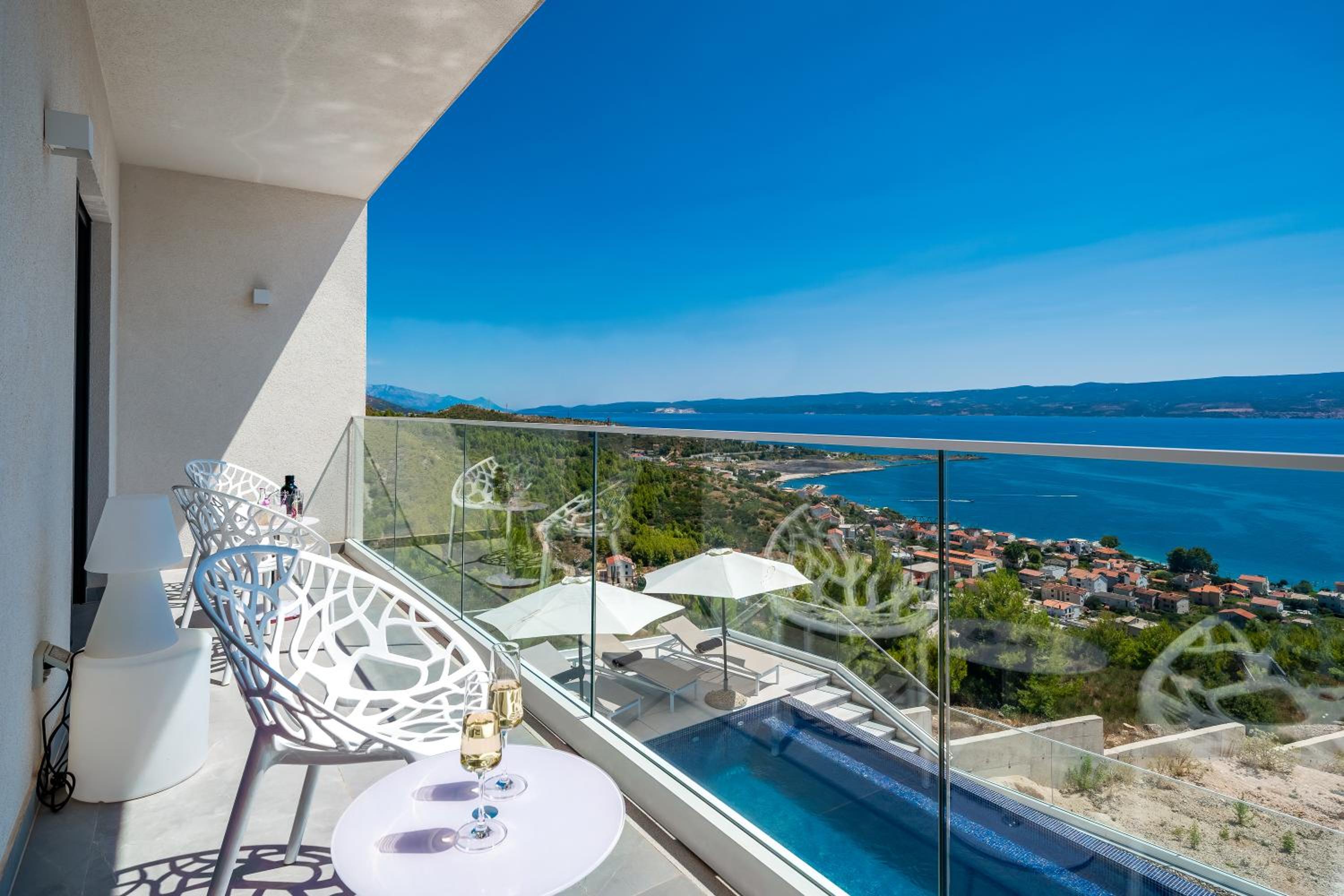 Luxury Boutique Villa Fay, heated Pool, Jacuzzi, Seaview near Split and Omis