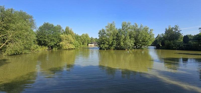 Yellowrush Lodge - Yellowtop Country Park - Hot Tub - Yorkshire view 4