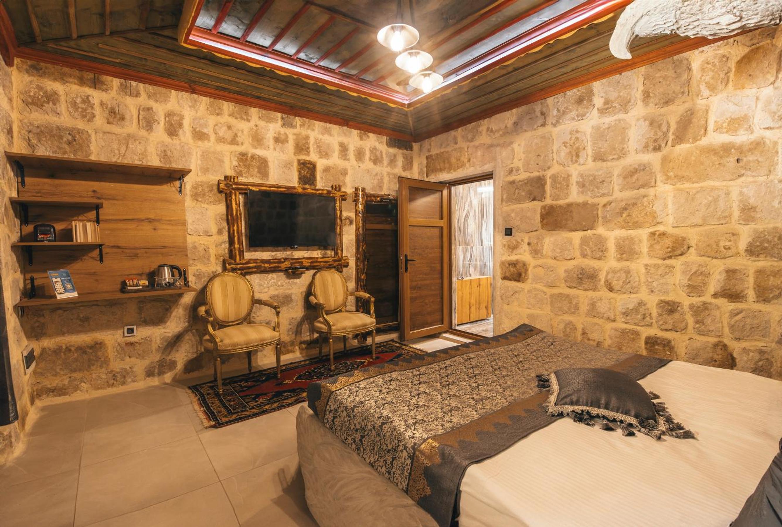 Kayatas Cave Suites - Image 175