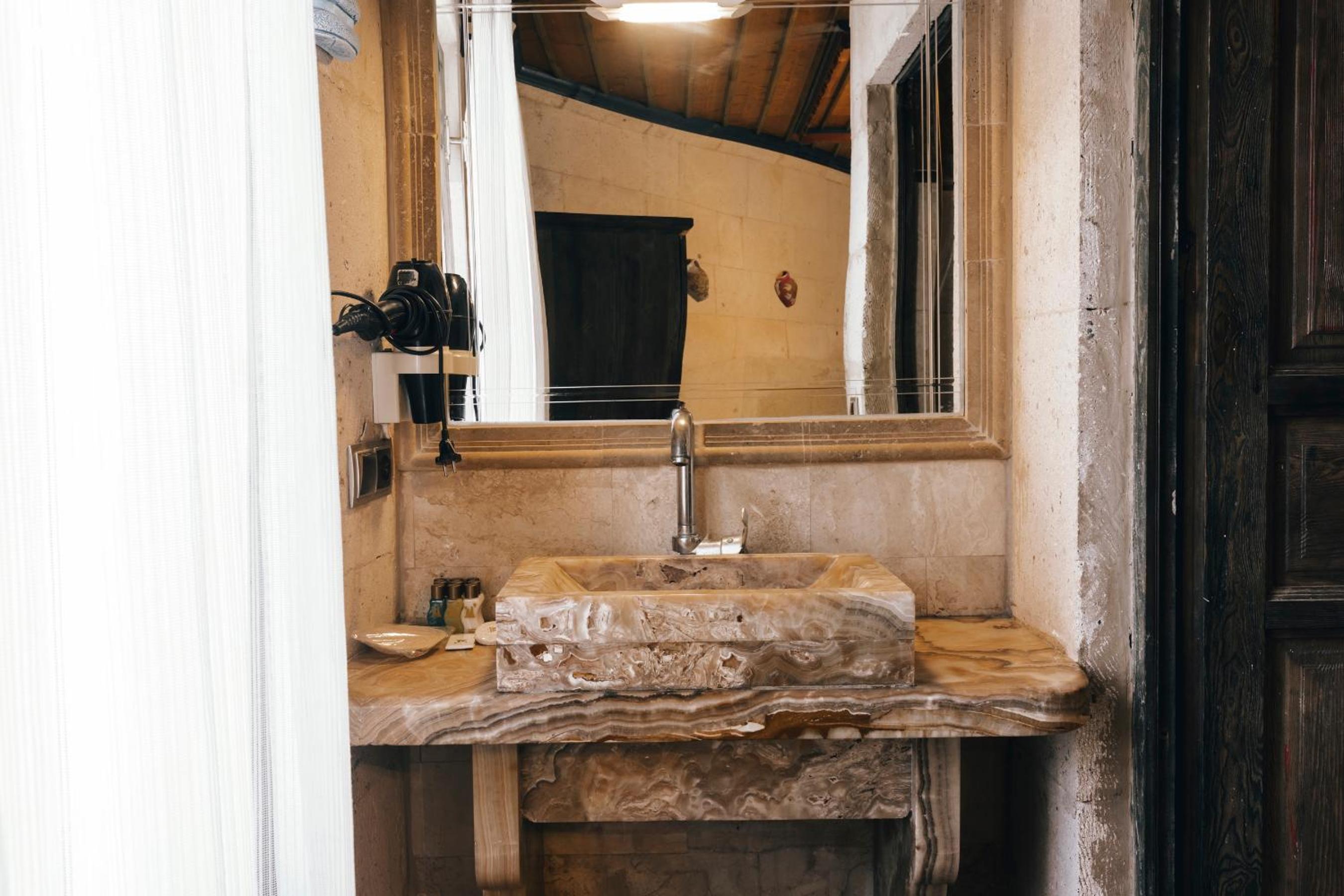 Kayatas Cave Suites - Image 13