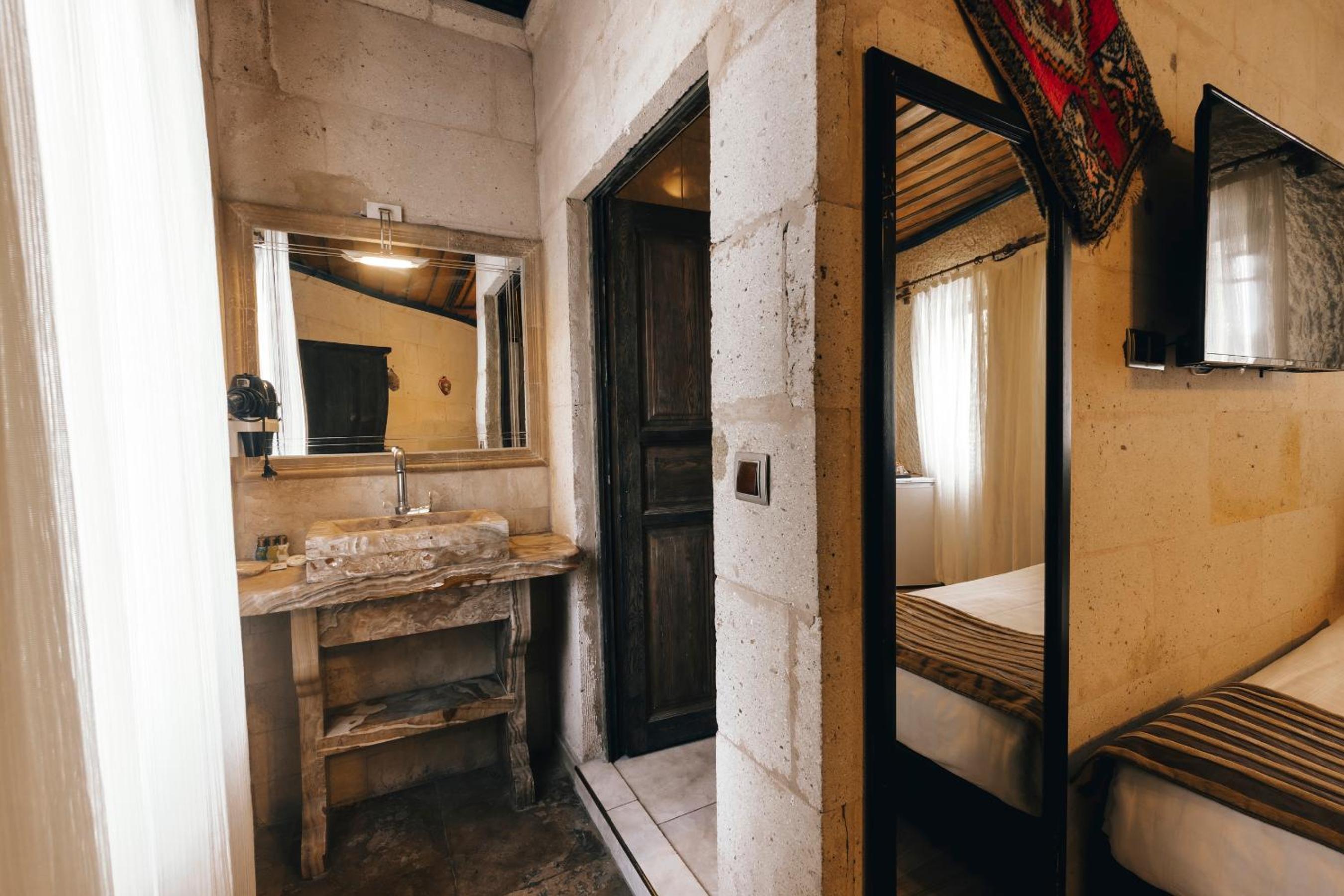 Kayatas Cave Suites - Image 12