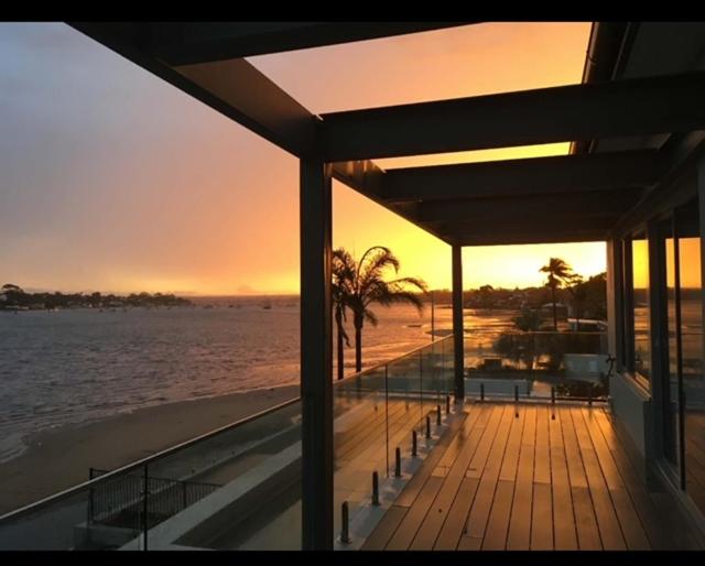 Waterfront Oasis , Infinity Pool, Sauna and steam room