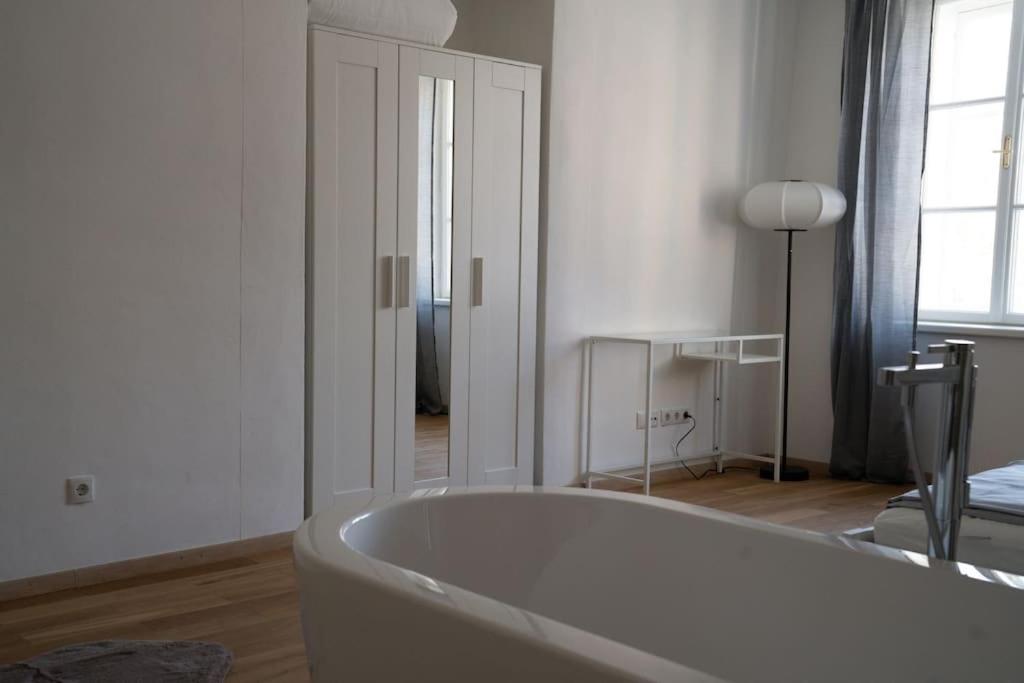 Stunning Central 4BR Penthouse - AC, Netflix & Stift View