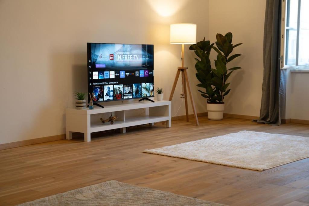 Stunning Central 4BR Penthouse - AC, Netflix & Stift View