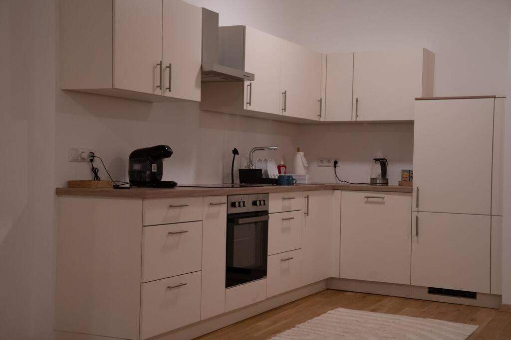 Stunning Central 4BR Penthouse - AC, Netflix & Stift View