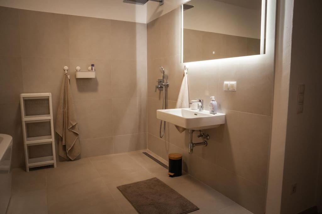 Stunning Central 4BR Penthouse - AC, Netflix & Stift View