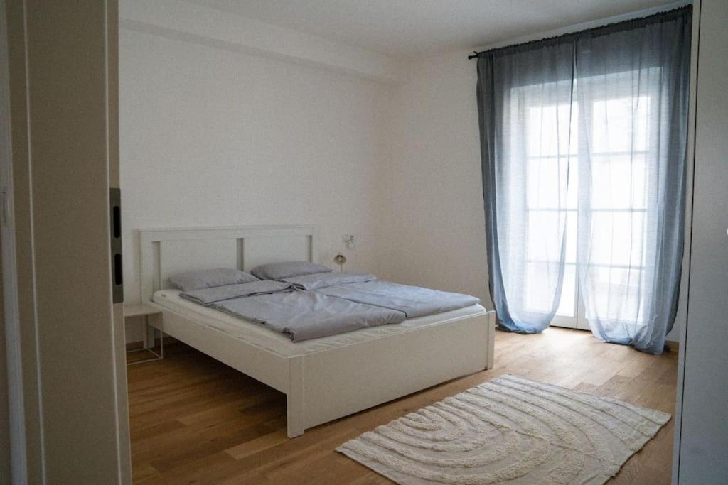 Stunning Central 4BR Penthouse - AC, Netflix & Stift View