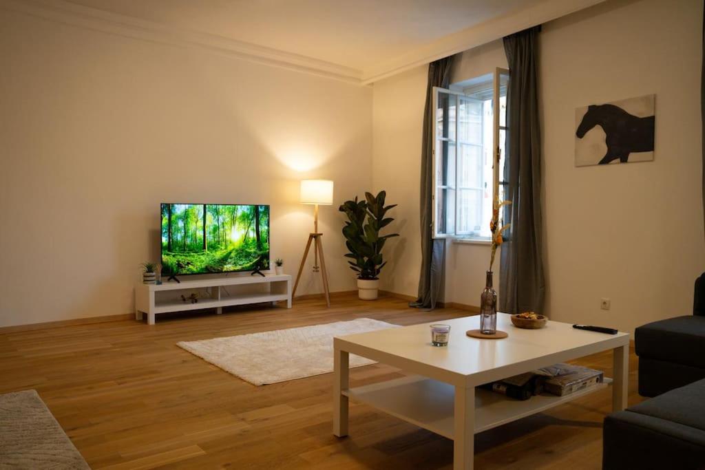 Stunning Central 4BR Penthouse - AC, Netflix & Stift View