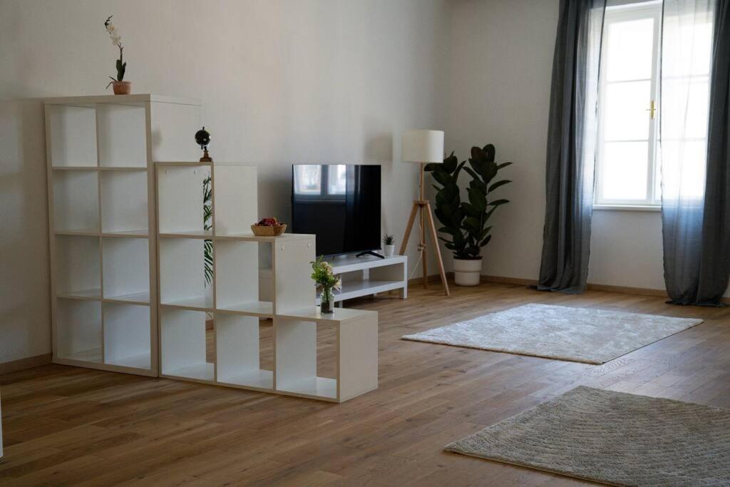 Stunning Central 4BR Penthouse - AC, Netflix & Stift View