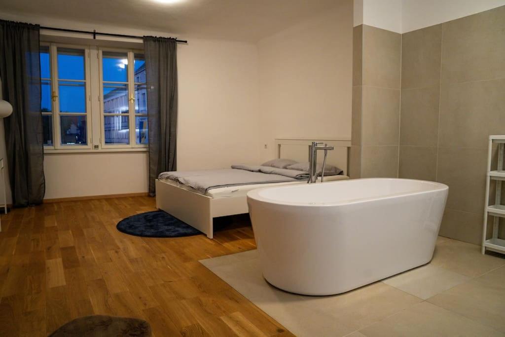 Stunning Central 4BR Penthouse - AC, Netflix & Stift View