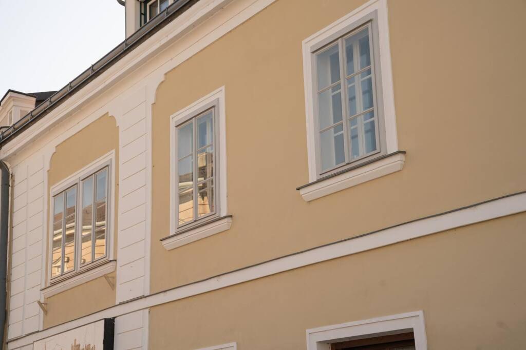 Stunning Central 4BR Penthouse - AC, Netflix & Stift View