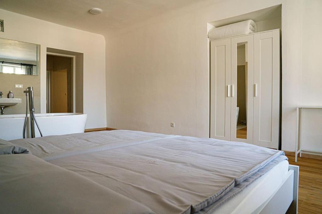 Stunning Central 4BR Penthouse - AC, Netflix & Stift View