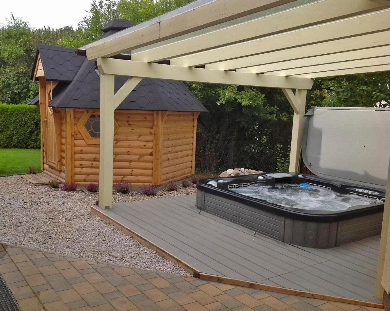 Reetdachhaus, Sauna Kota, Whirlpool u überdachter Terrasse in Groß Schwansee