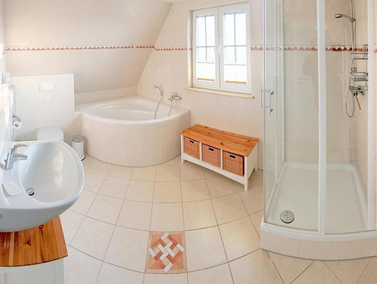 Reetdachhaus, Sauna Kota, Whirlpool u überdachter Terrasse in Groß Schwansee