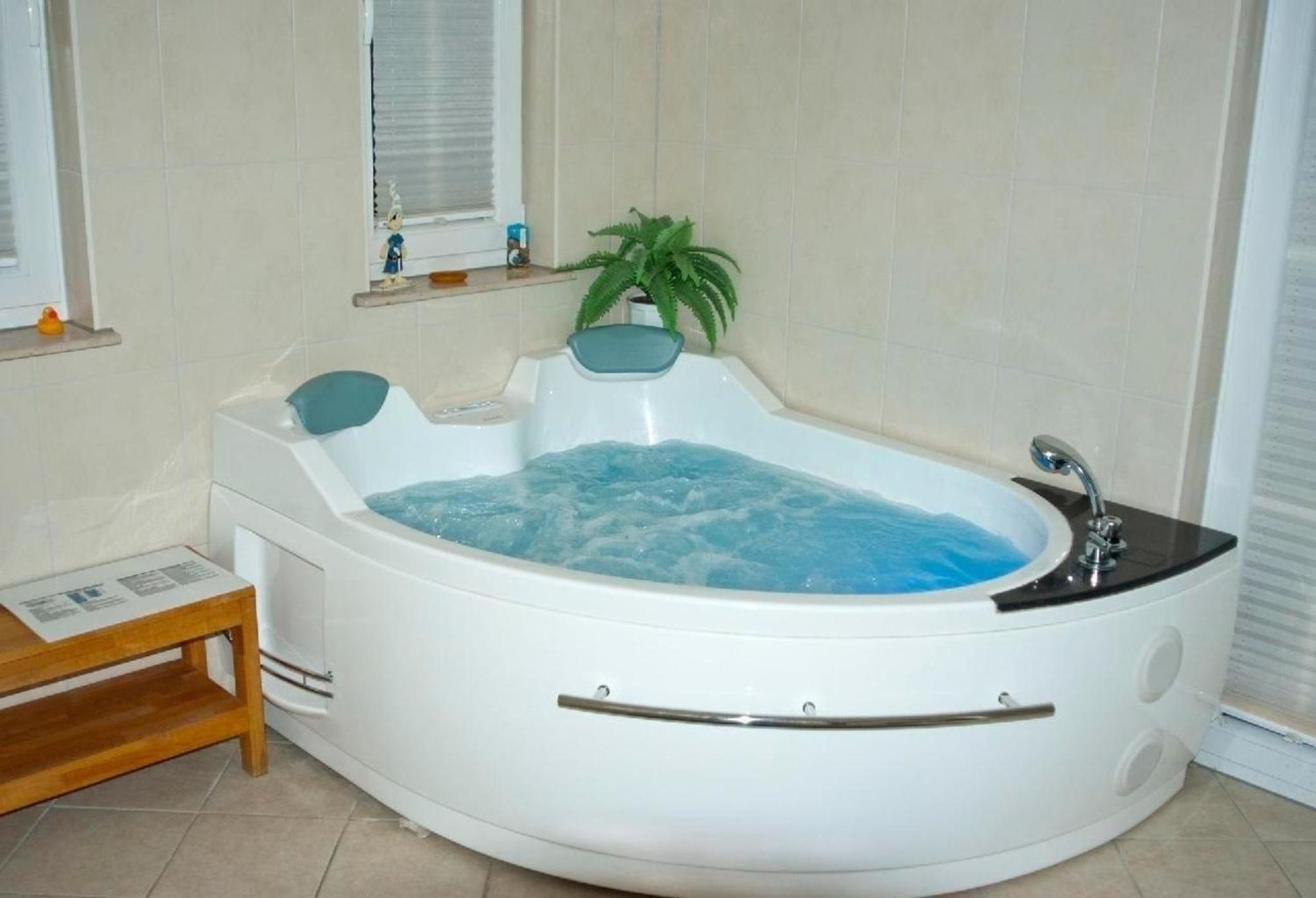 Reetdachhaus, Sauna Kota, Whirlpool u überdachter Terrasse in Groß Schwansee