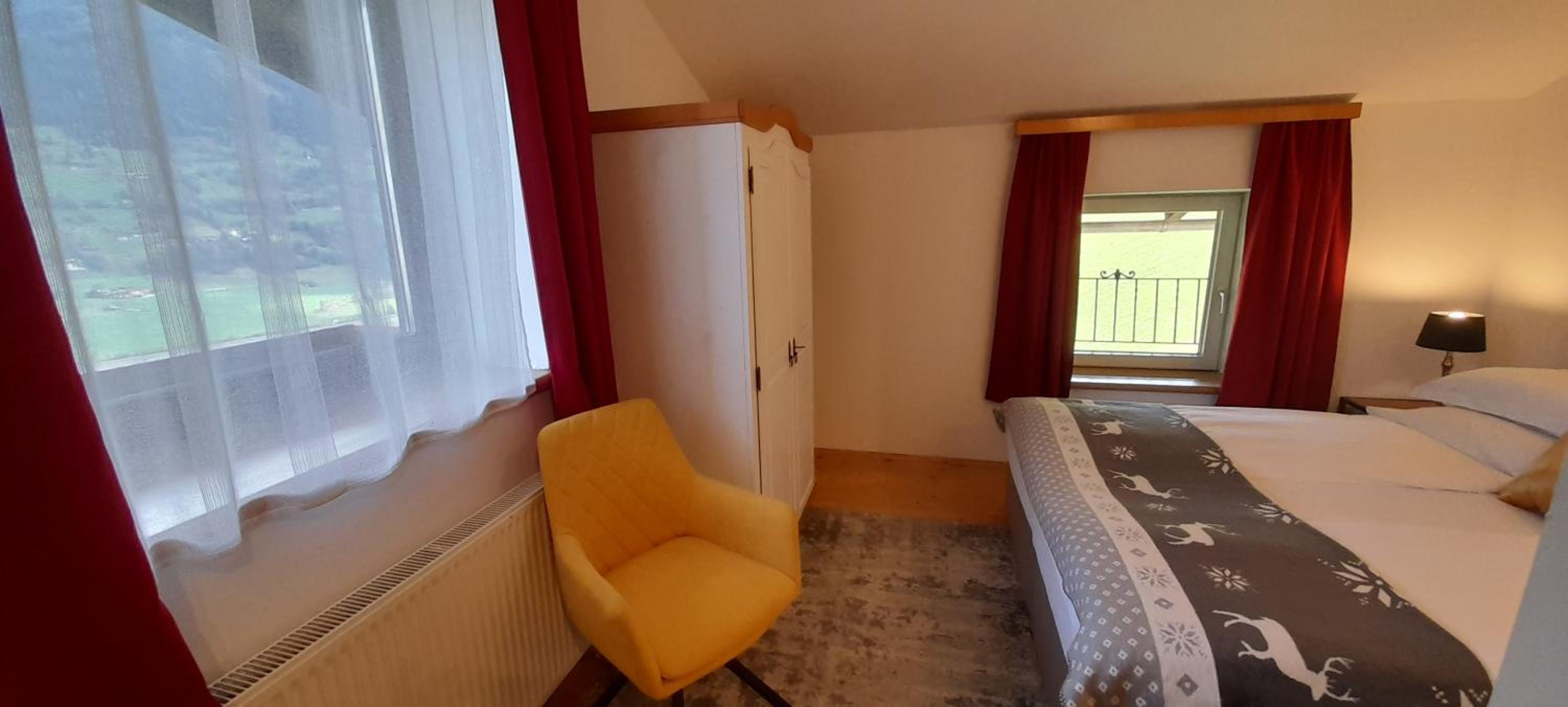 Ferienwohnung am Krausberghof mit Balkon und Parkplatz, Aufenthaltsraum mit Spielmöglichkeiten, Erholung- inmitten der Natur, 6 Fahrminuten zur Alpentherme