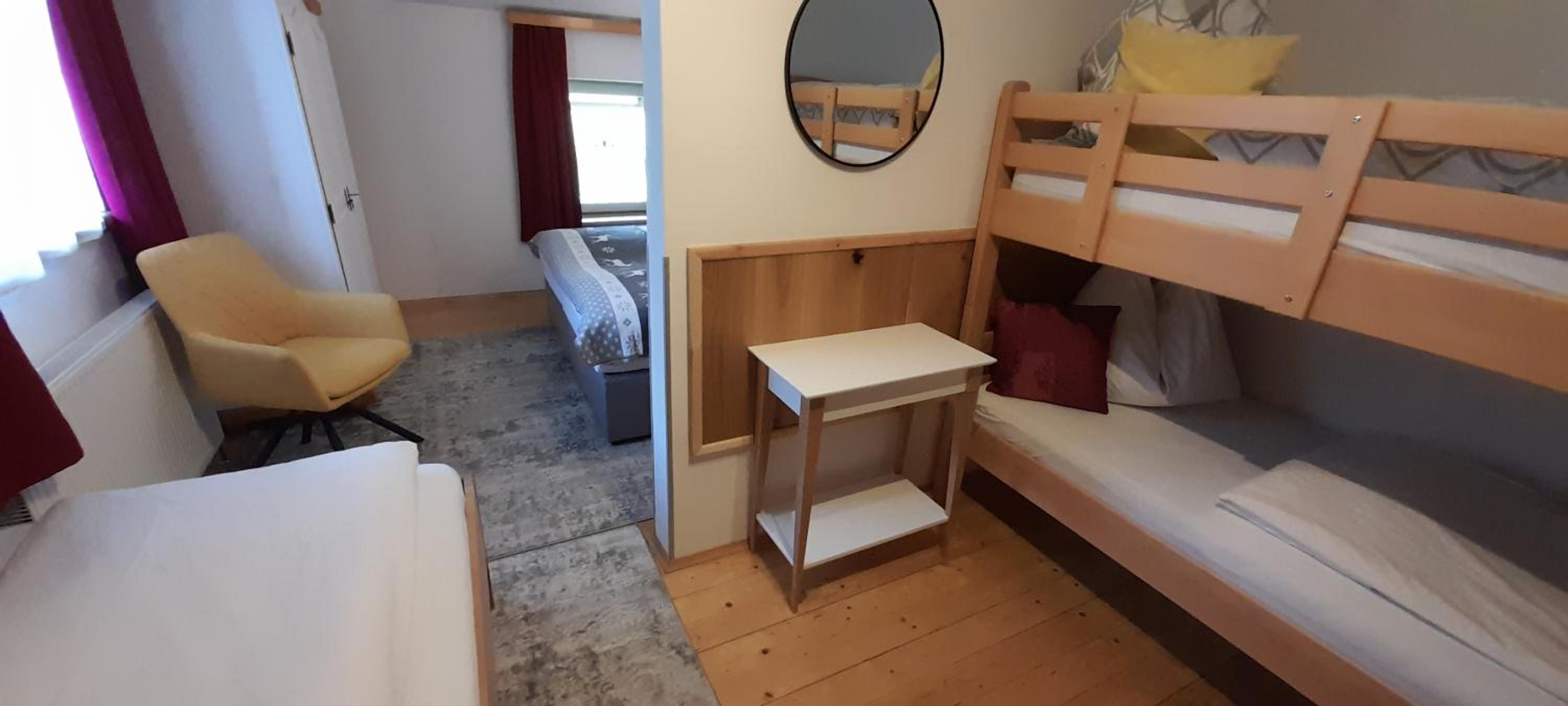 Ferienwohnung am Krausberghof mit Balkon und Parkplatz, Aufenthaltsraum mit Spielmöglichkeiten, Erholung- inmitten der Natur, 6 Fahrminuten zur Alpentherme