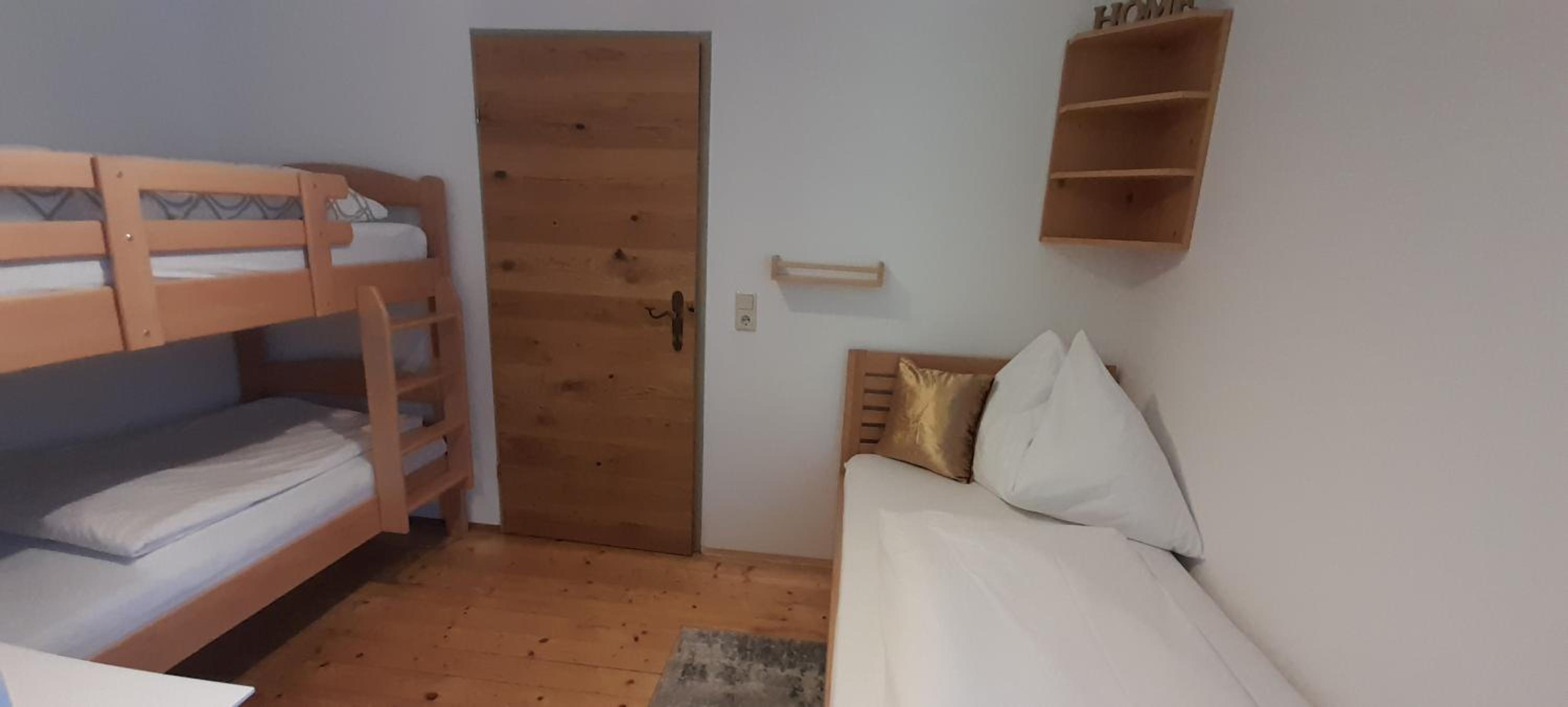 Ferienwohnung am Krausberghof mit Balkon und Parkplatz, Aufenthaltsraum mit Spielmöglichkeiten, Erholung- inmitten der Natur, 6 Fahrminuten zur Alpentherme