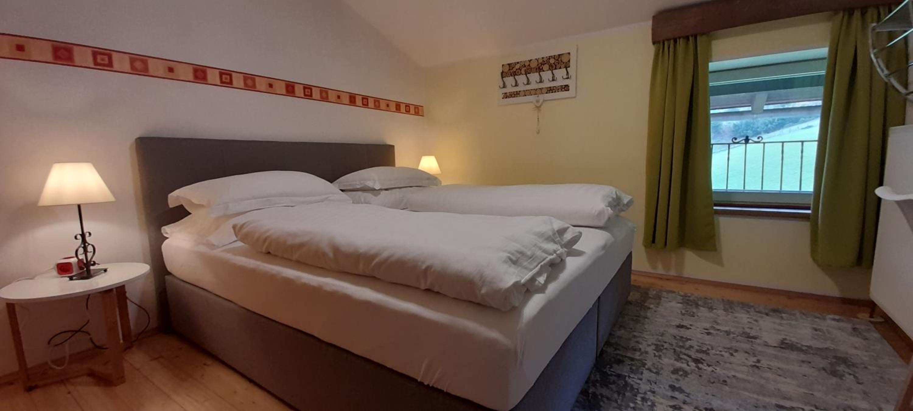 Ferienwohnung am Krausberghof mit Balkon und Parkplatz, Aufenthaltsraum mit Spielmöglichkeiten, Erholung- inmitten der Natur, 6 Fahrminuten zur Alpentherme