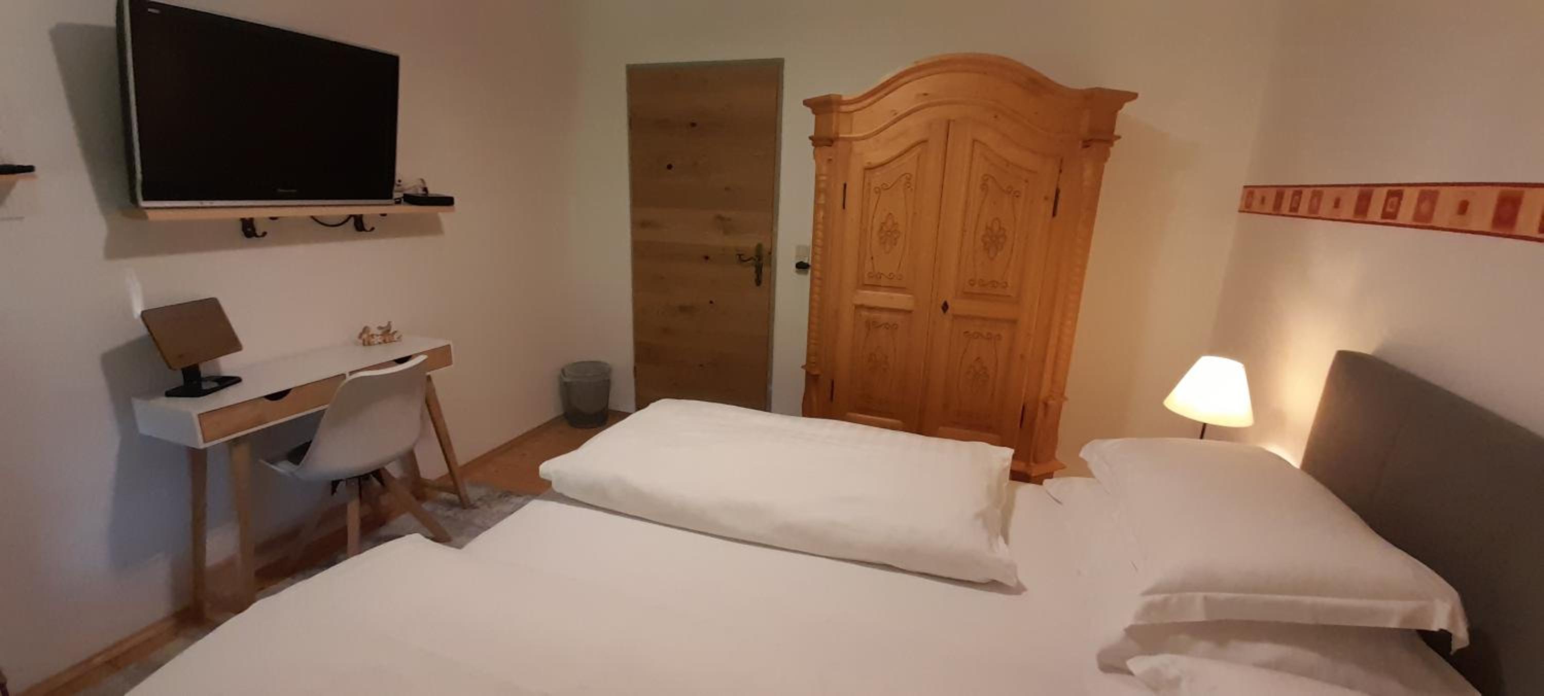 Ferienwohnung am Krausberghof mit Balkon und Parkplatz, Aufenthaltsraum mit Spielmöglichkeiten, Erholung- inmitten der Natur, 6 Fahrminuten zur Alpentherme