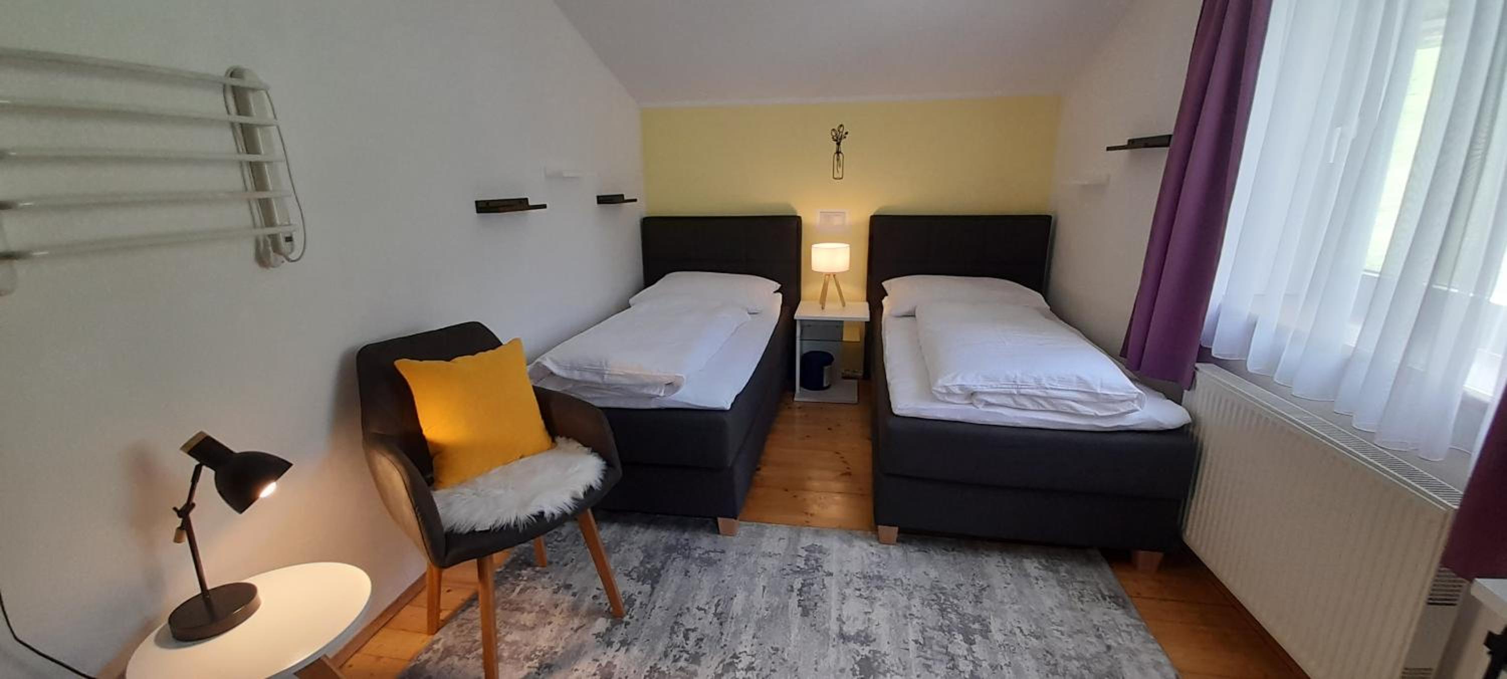 Ferienwohnung am Krausberghof mit Balkon und Parkplatz, Aufenthaltsraum mit Spielmöglichkeiten, Erholung- inmitten der Natur, 6 Fahrminuten zur Alpentherme