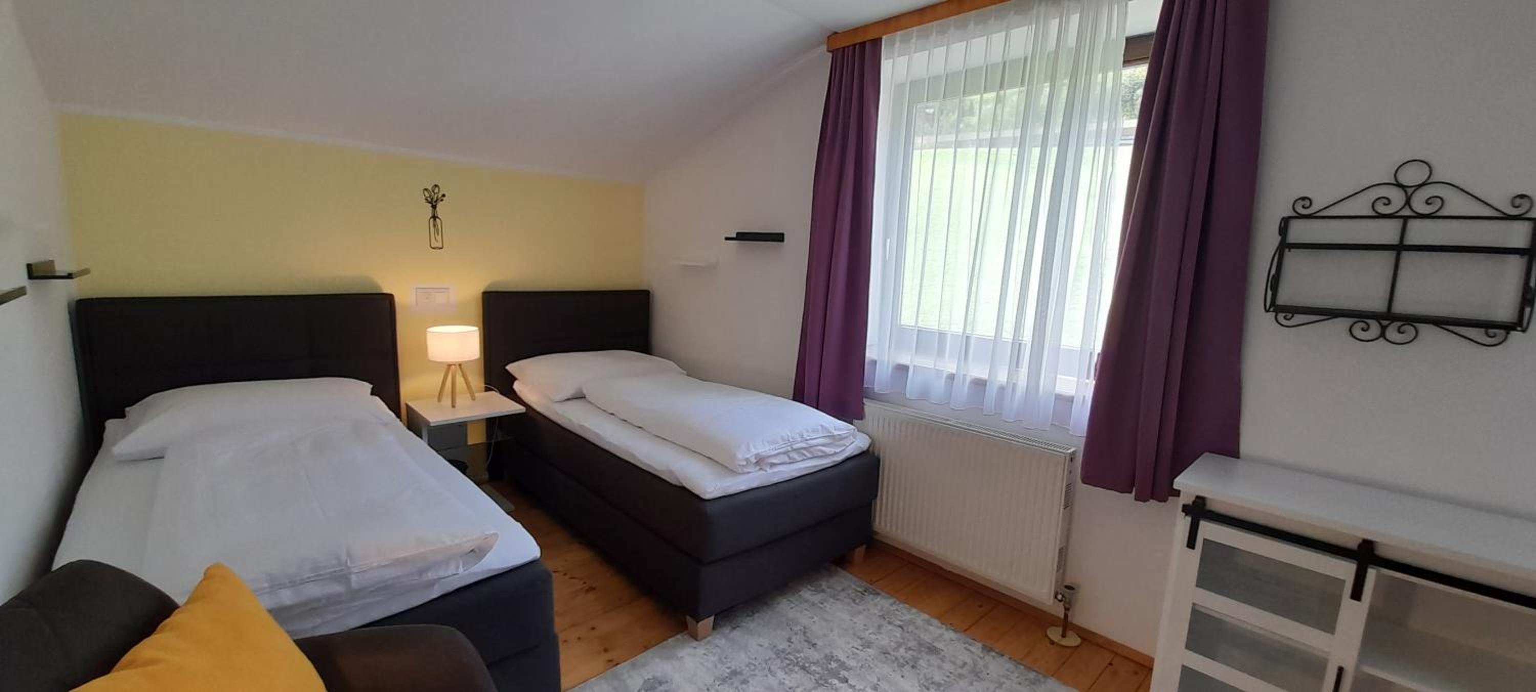 Ferienwohnung am Krausberghof mit Balkon und Parkplatz, Aufenthaltsraum mit Spielmöglichkeiten, Erholung- inmitten der Natur, 6 Fahrminuten zur Alpentherme
