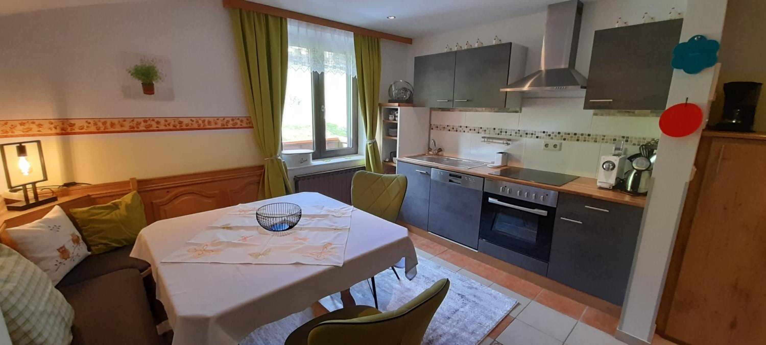Ferienwohnung am Krausberghof mit Balkon und Parkplatz, Aufenthaltsraum mit Spielmöglichkeiten, Erholung- inmitten der Natur, 6 Fahrminuten zur Alpentherme