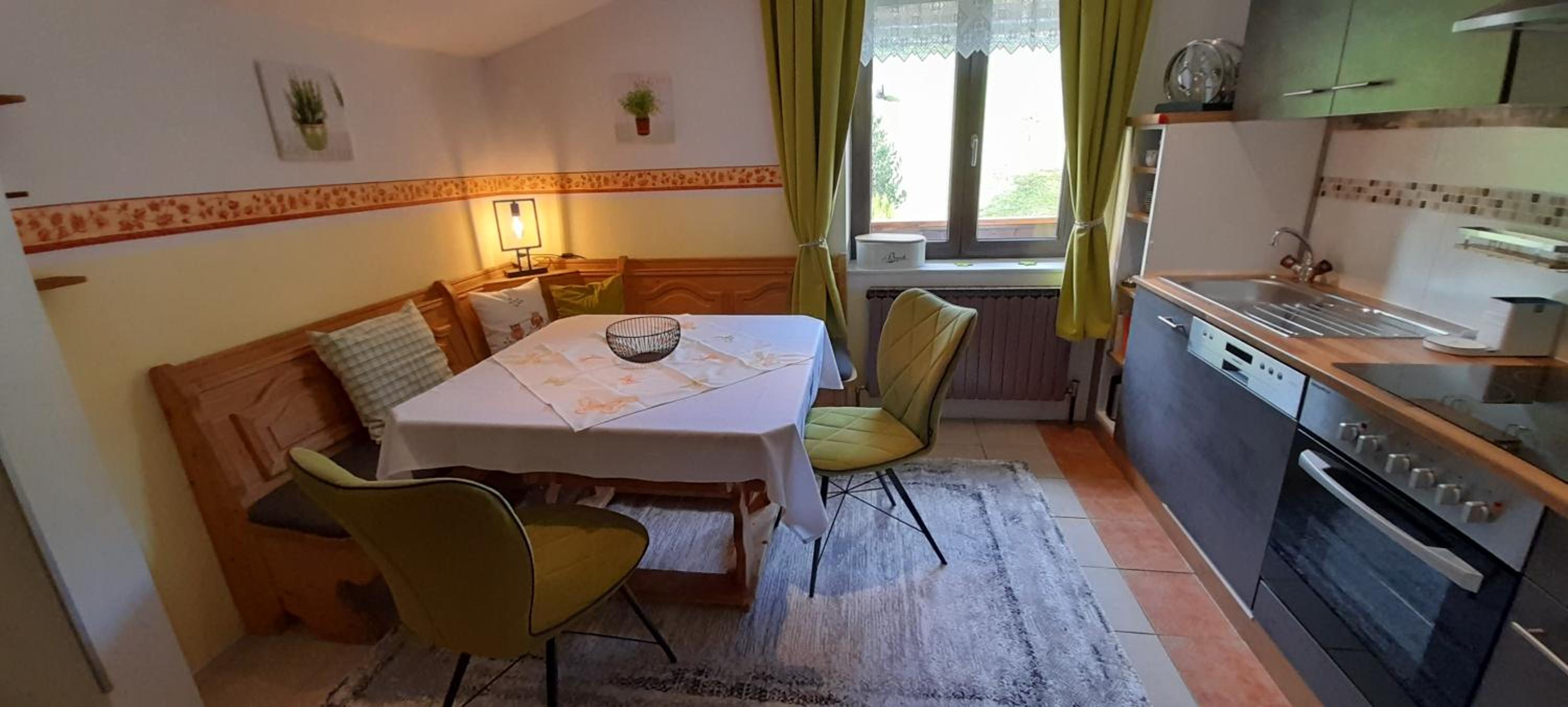 Ferienwohnung am Krausberghof mit Balkon und Parkplatz, Aufenthaltsraum mit Spielmöglichkeiten, Erholung- inmitten der Natur, 6 Fahrminuten zur Alpentherme
