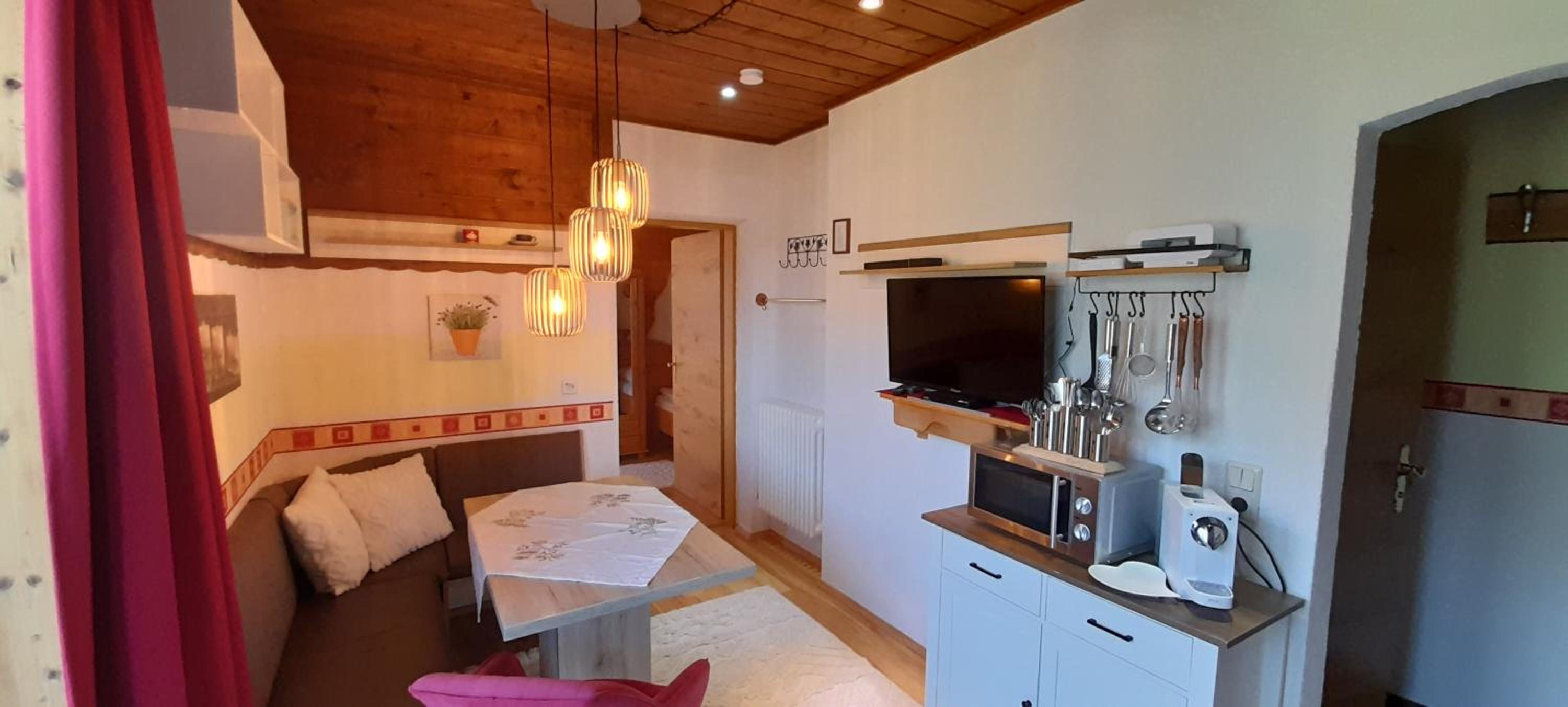 Ferienwohnung am Krausberghof mit Balkon und Parkplatz, Aufenthaltsraum mit Spielmöglichkeiten, Erholung- inmitten der Natur, 6 Fahrminuten zur Alpentherme