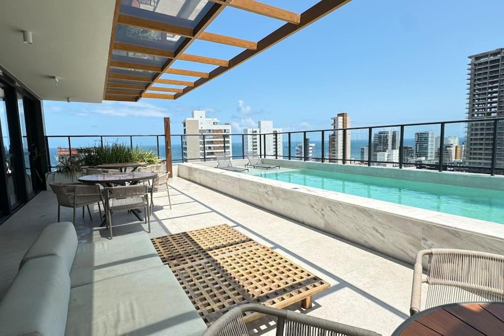 Apto com piscina, perto da praia e do Farol da Barra