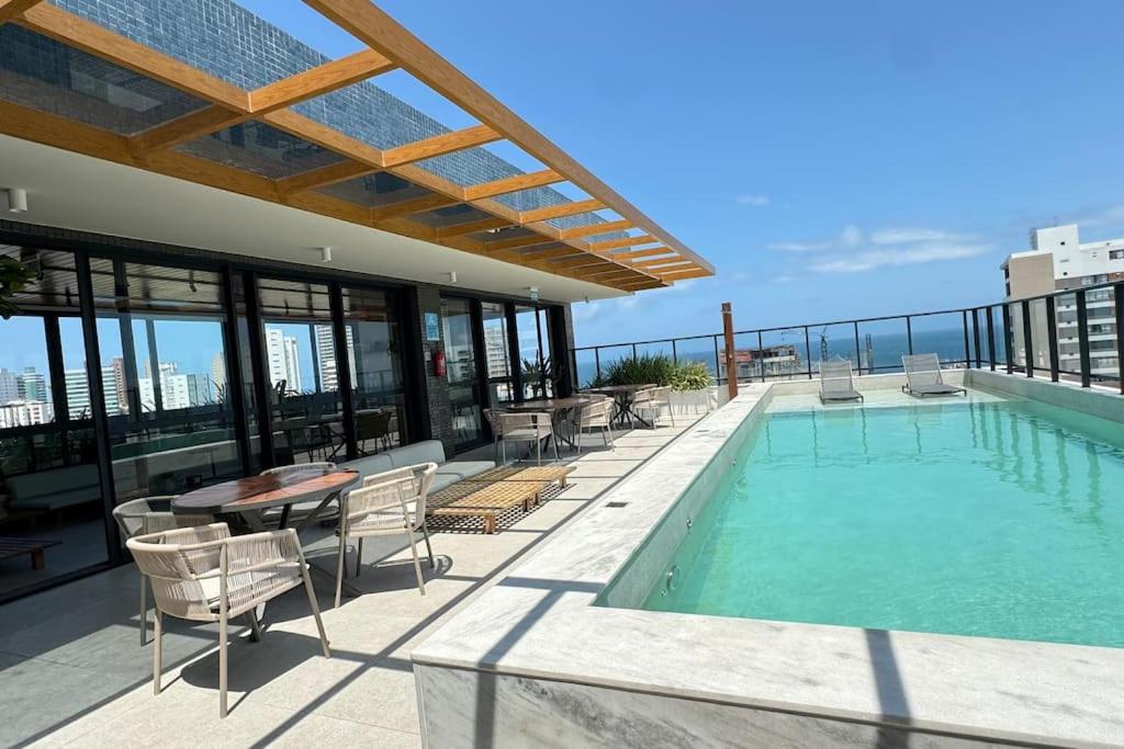Apto com piscina, perto da praia e do Farol da Barra