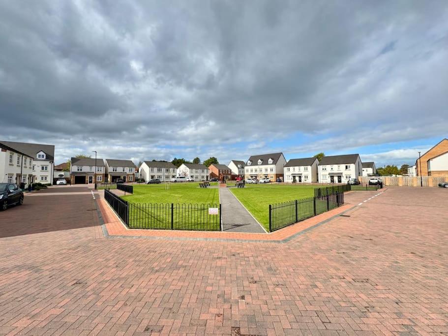 Modern 2 Bedroom Home In Central Location with 3 Beds and Free Driveway Parking, photo 24