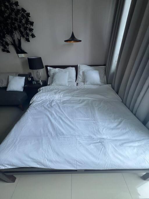 Cozy Makati Condo Getaway with balcony view 3