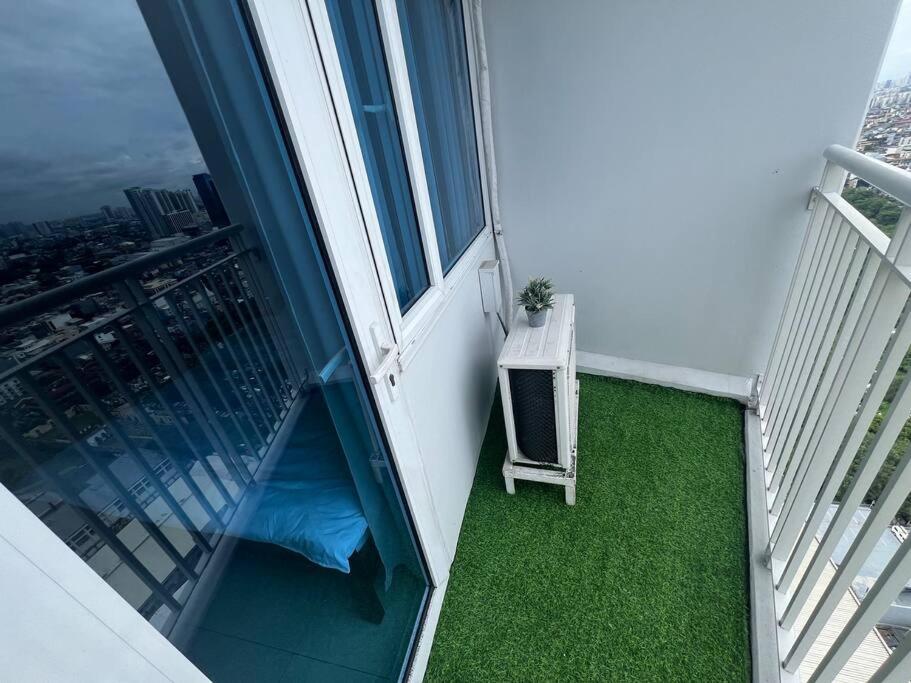 Cozy Makati Condo Getaway with balcony view 4