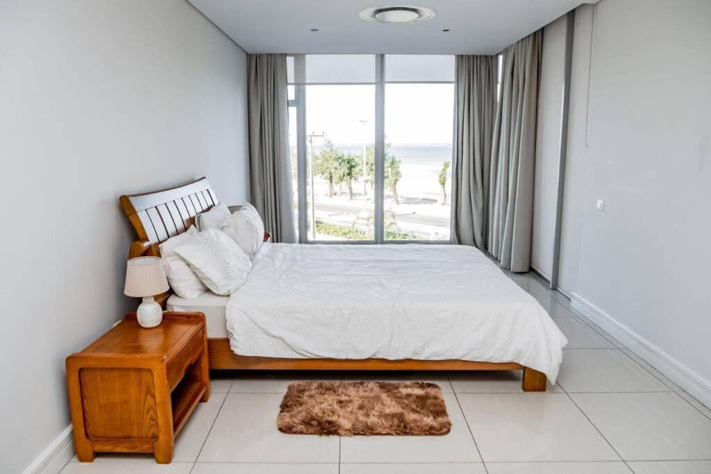 Seaside retreat for urban explorers above Mall view 4