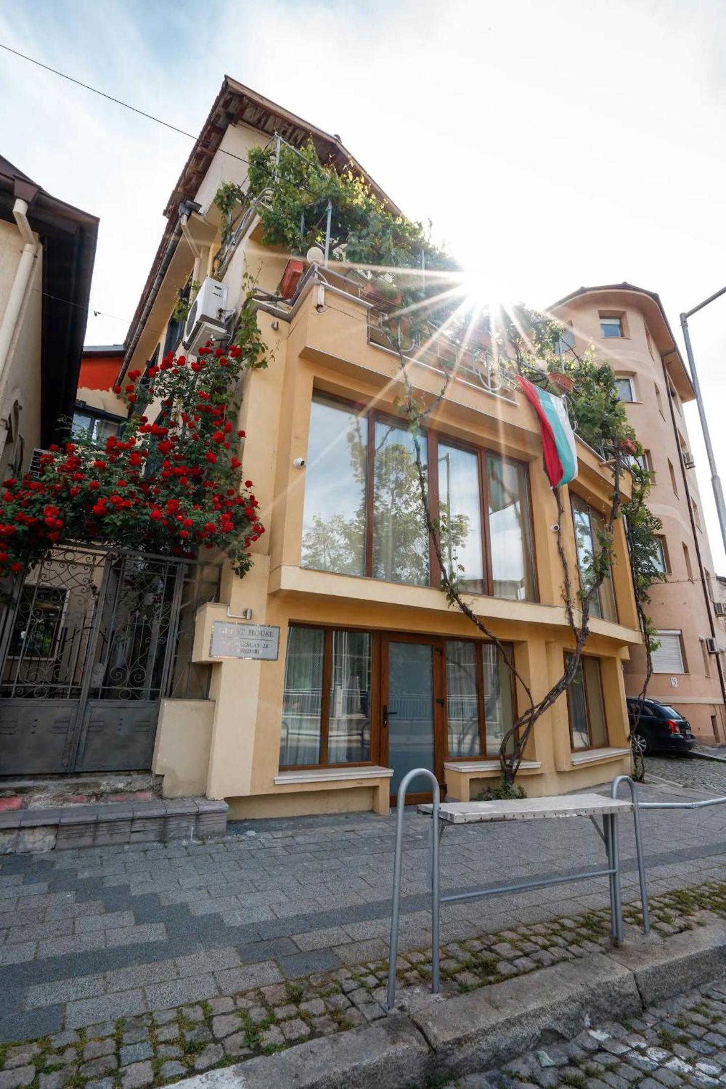 2-Bedroom Flat - Sunny Balcony