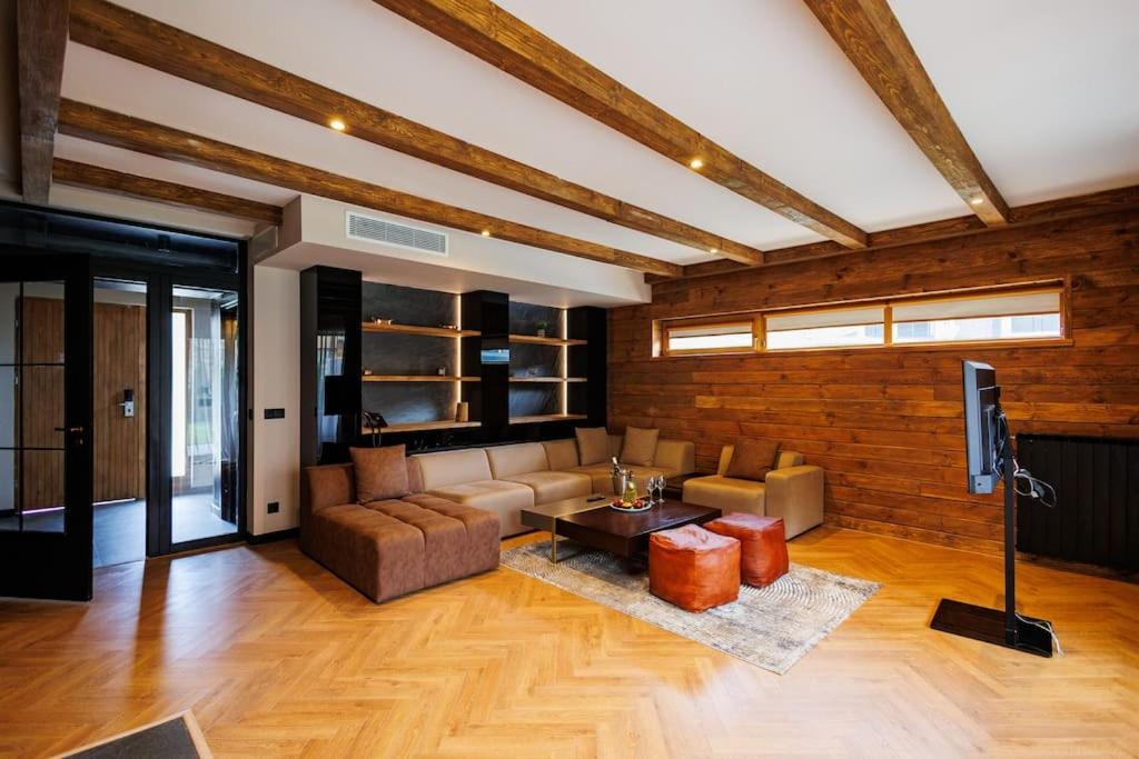 Prestigious Luxury Villa with private pool in the heart of Pirin