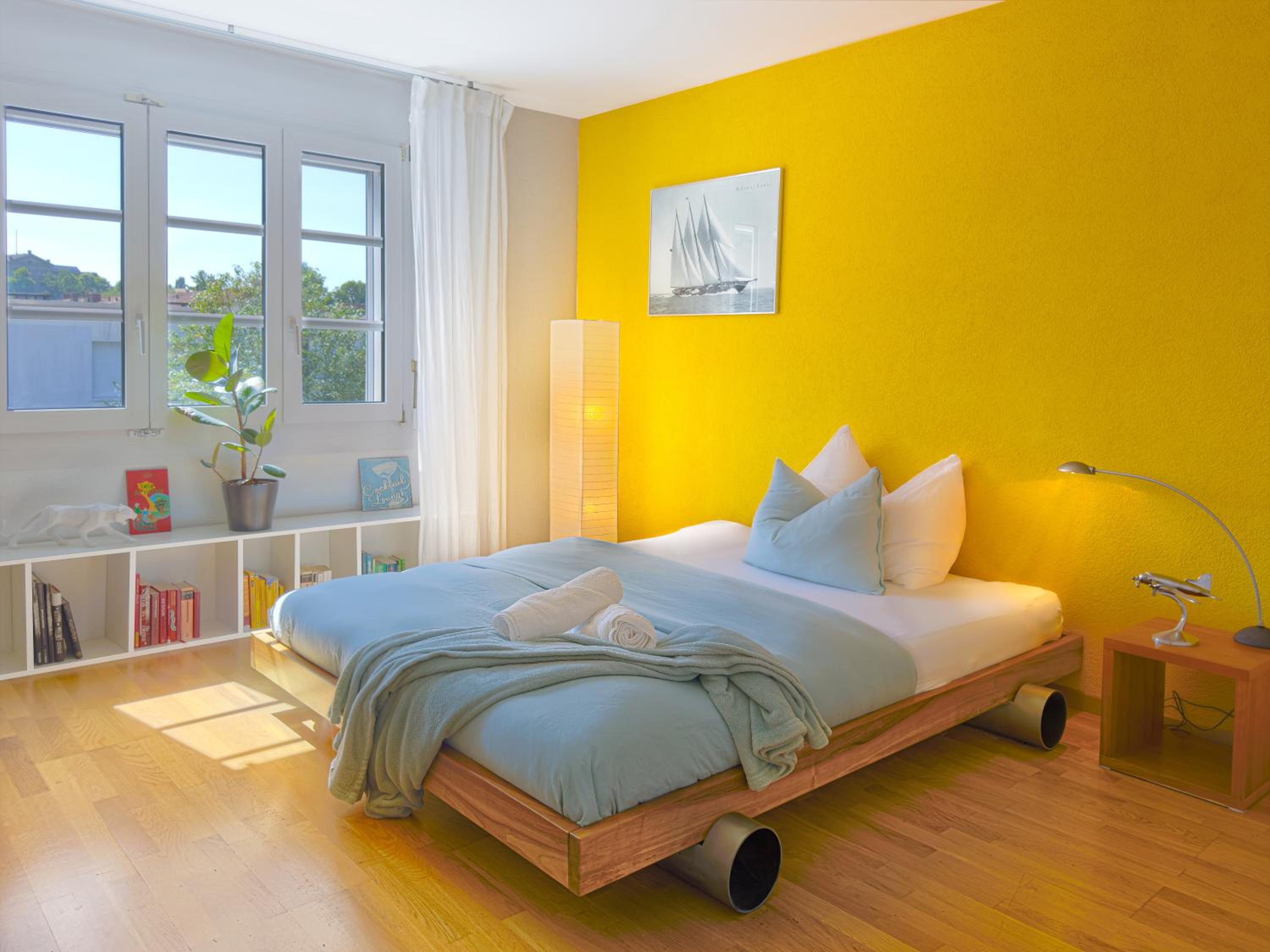 One-Bedroom Apartment with Extra Mattress in Living Room